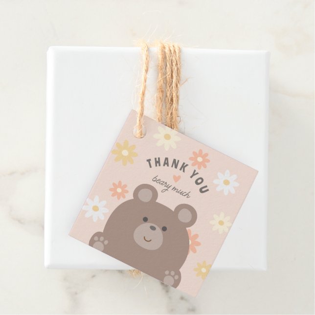 Étiquettes Cadeau Mignonne on peut attendre jeune fille Baby shower  (En situation)