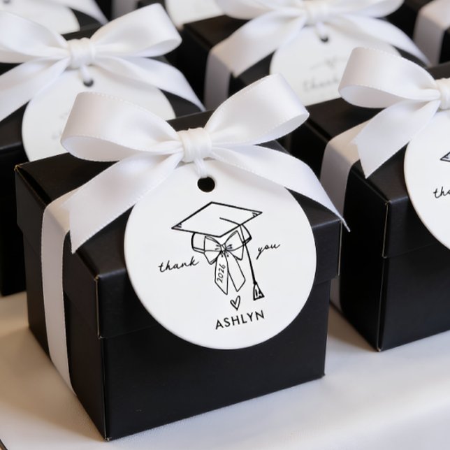 Étiquettes Cadeau Minimalist Graduation Cap with Bow Custom (Cap and Bow Graduation Favor Tags)
