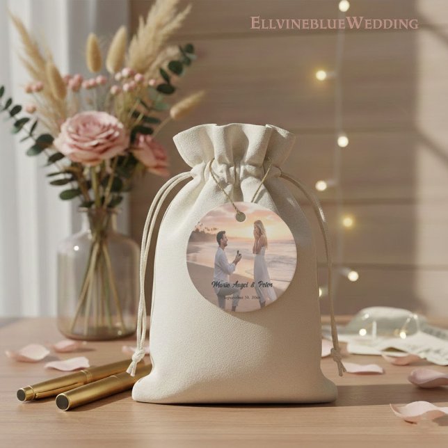 Étiquettes Cadeau Minimalist Typography Photo Wedding Round (Créateur téléchargé)