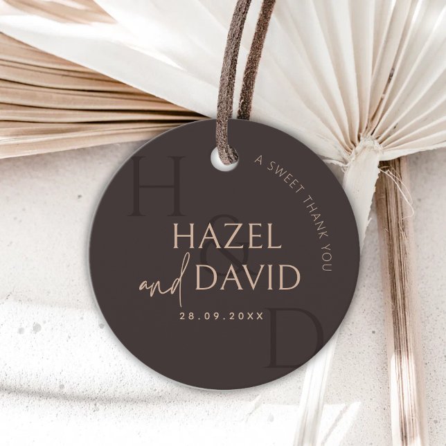 Étiquettes Cadeau Modern Brown Monogram Minimalist Wedding (Créateur téléchargé)