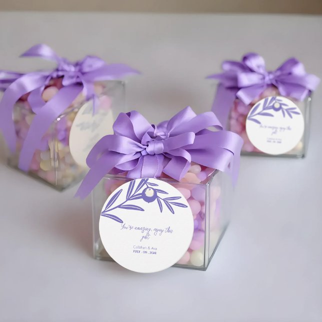 Étiquettes Cadeau moderne 2024 victor Purple Leafs (a gift tag with white background has a purple leafs hanging on a purple gift box on soft background)