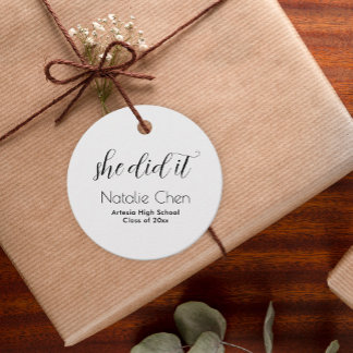 Étiquettes Cadeau Moderne Blanc Élégant Elle L'A Fait Graduation Par