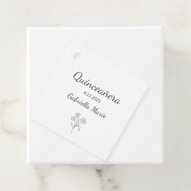 Étiquettes Cadeau Moderne Daisy Quinceañera Élégante Typographie Gri (En situation)