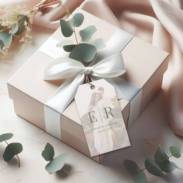 Étiquettes-cadeau Moderne Elegant Olive Personnalisé Monogramme phot (Modern Elegant Olive Custom Photo Monogram Wedding Gift Tags on a gift box with white ribbon.)