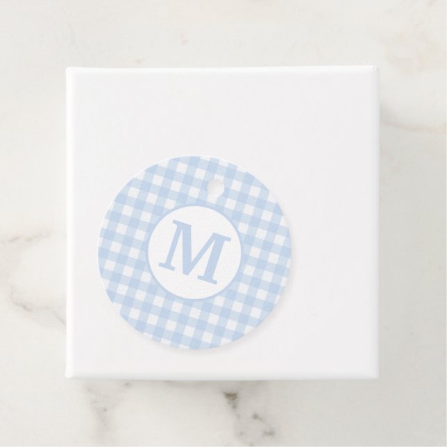 Étiquettes Cadeau Monogramme En vichy Motif en bleu bébé doux (En situation)