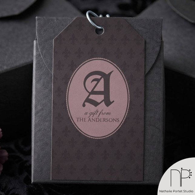 Étiquettes-cadeau Monogramme Fleur de Lis Gothique (Dark purple and dusty pink monogram fleur-de-lis gothic gift tags for sophisticated packaging.)