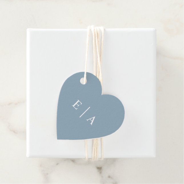 Étiquettes Cadeau Monogramme initial simple bleu clair Cœur (En situation)