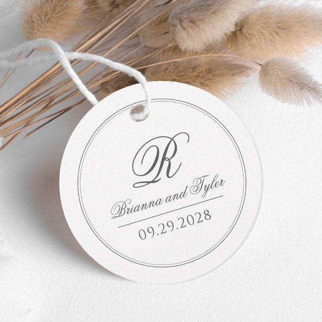 Étiquettes Cadeau Monogramme Mariage classique simple (An elegant wedding favor tag to personalize with your monogram initial, names and wedding date.)