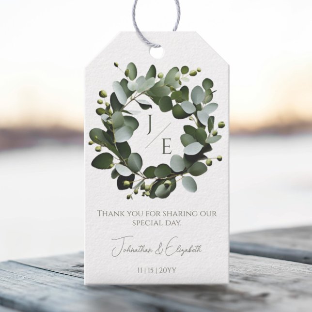 Étiquettes-cadeau Monogramme moderne Eucalyptus Mariage de couronne  (White Modern Monogram Eucalyptus Wreath Wedding Favor Tags)
