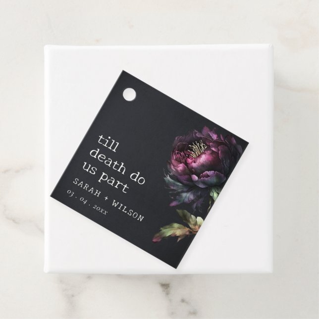Étiquettes Cadeau Moody Gothic violet foncé Mariage de pivoine noire (En situation)