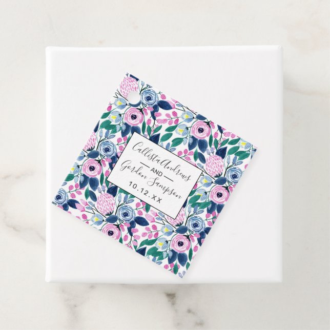 Étiquettes Cadeau Motif d'aquarelle Sweet Rose Navy Flowers (En situation)