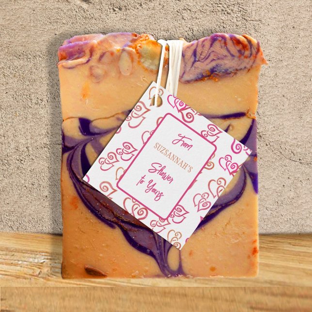 Étiquettes Cadeau Motif de cœurs orange et rose liés sur fond blanc  (A cute linked heart pattern for bridal shower square favor gift tags especially for soap.)