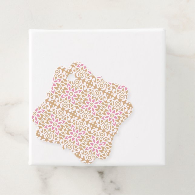 Étiquettes Cadeau motif de fleurs rose et blanche sur un dos brun (En situation)