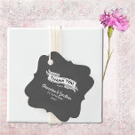 Étiquettes Cadeau Mots clés Rustique Chalkboard Wedding Favor<br><div class="desc">Un mariage rustique minimaliste merci sticker en ardoise gris et blanc style craie et lettrage. Disponible sur six formes avec les noms de couple et date de mariage, parfait pour toutes sortes de touches de décoration de mariage en tableau noir ou des étiquettes de remerciement. Coordonne avec le "save the...</div>
