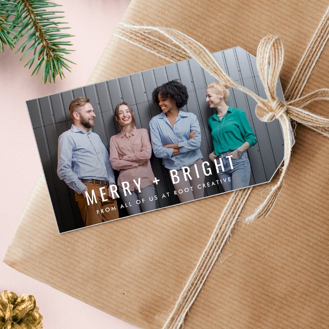 Étiquettes-cadeau Noël d'affaires | Team Photo Merry et Bright (Stylish company holiday gift tags with team photo and personalized festive message)