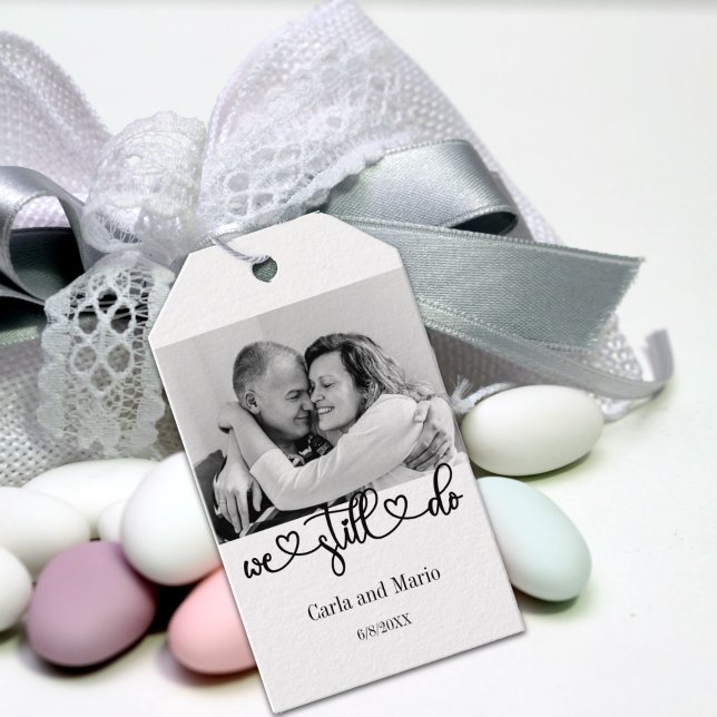 Étiquettes-cadeau Noir & Blanc Nous Faisons Toujours Vow Renouvellem (Black and White We Still Do Anniversary/Vow Renewal Favor Gift Tag)