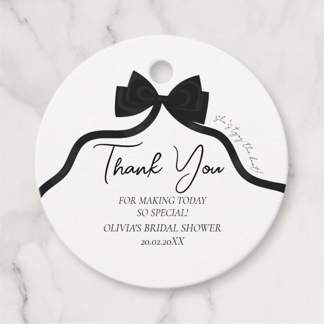 Étiquettes Cadeau Noir nœud papillon elle est à la fête de mariage a (Devant)
