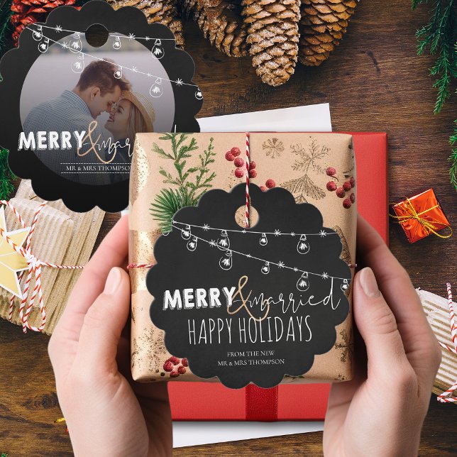 Étiquettes Cadeau Noirs et blancs mariés joyeux Noël photo (Merry And Married Black White Happy Holidays Photo Favor Tags)