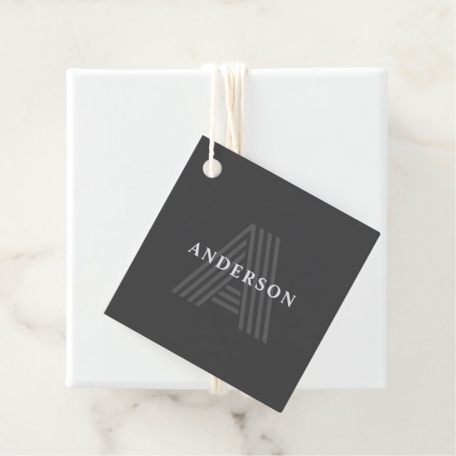 Étiquettes Cadeau Nom monogrammé rétro moderne gris foncé (En situation)