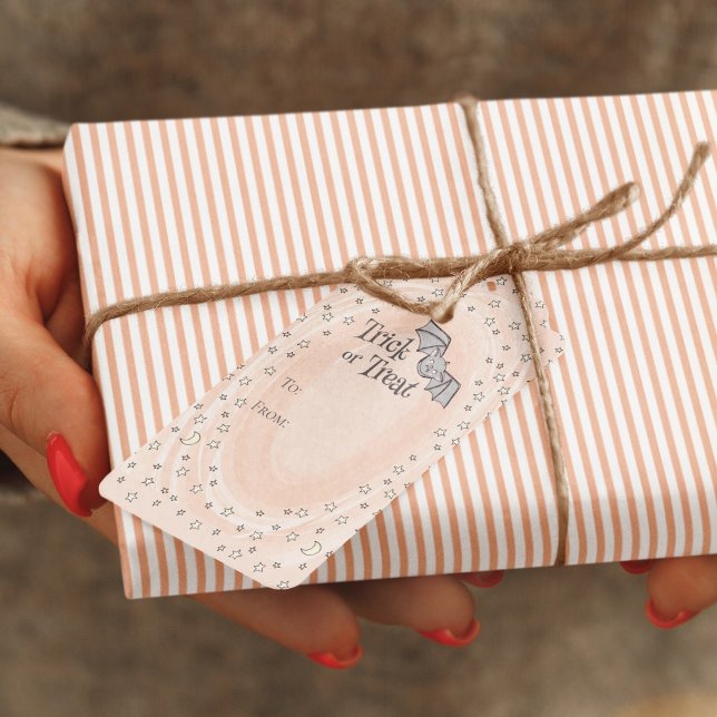 Étiquettes-cadeau Orange Trick ou traitement à partir de Baby Hallow (Cute Trick or Treat Flying Baby Bats Among Stars and Moons on Swirly Pastel Orange Background.)