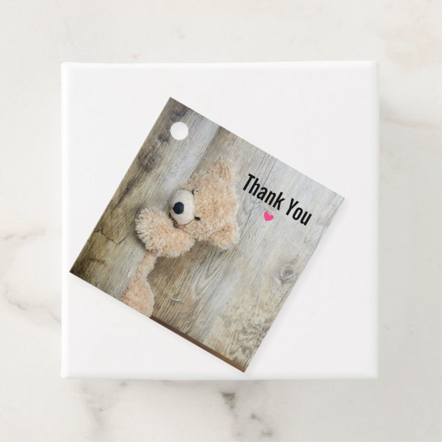 Étiquettes Cadeau Ours Cute Stuffé Mur Rustique En Bois (En situation)