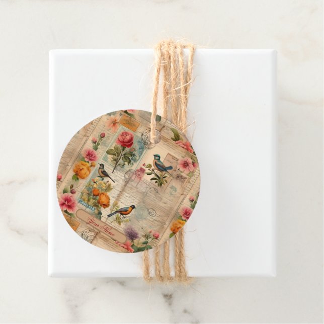 Étiquettes Cadeau Page de Junk Journal avec des fleurs + oiseaux -  (En situation)