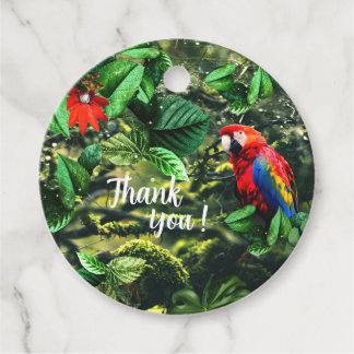 Étiquettes Cadeau Parrot écarlate macaw dans la jungle avec des fleu