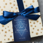 Étiquettes-cadeau Parti Bat mitzvah moderne Blue Star de David Custo<br><div class="desc">De belles nuances profondes de bleu foncé créent une texture comme de l'eau sur cette étiquette cadeau de fête Bat mitzvah formelle. Élégant script blanc minimaliste avec le nom de votre fille sur la subtile étoile de David pour célébrer son avènement juif.</div>