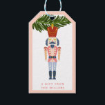Étiquettes-cadeau Pastel Nutcracker Noël Ornement personnalisé<br><div class="desc">Ce design ornemental vintage de Noël apporte toutes ces bonnes vibrations de nostalgie d'autrefois. Sur le devant de cette étiquette-cadeau se trouve un ornement de noisette accroché à une branche d'arbre de Noël. L'arrière de la carte a un arrière - plan rose avec un motif étoilé rouge. Vous pouvez personnaliser...</div>