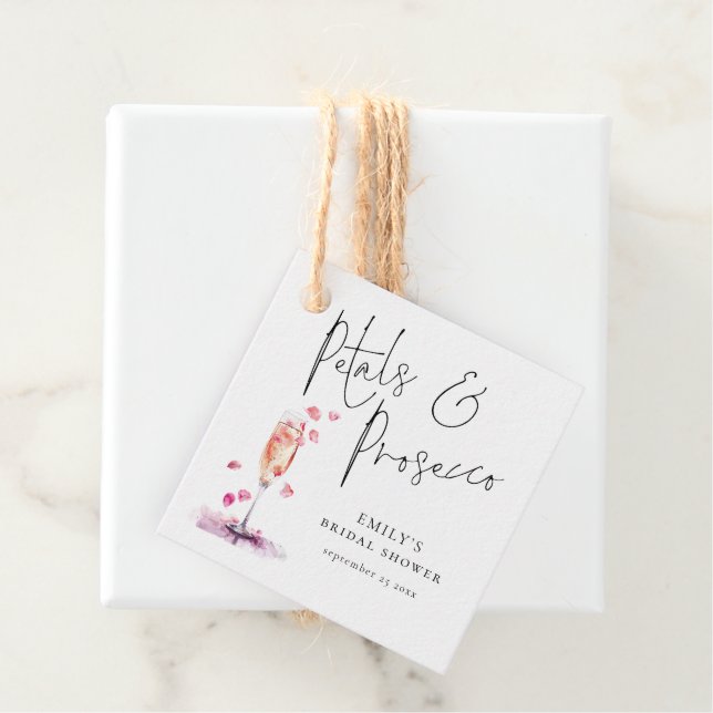 Étiquettes Cadeau Pétales et Prosecco Élégant Mariage Script (En situation)