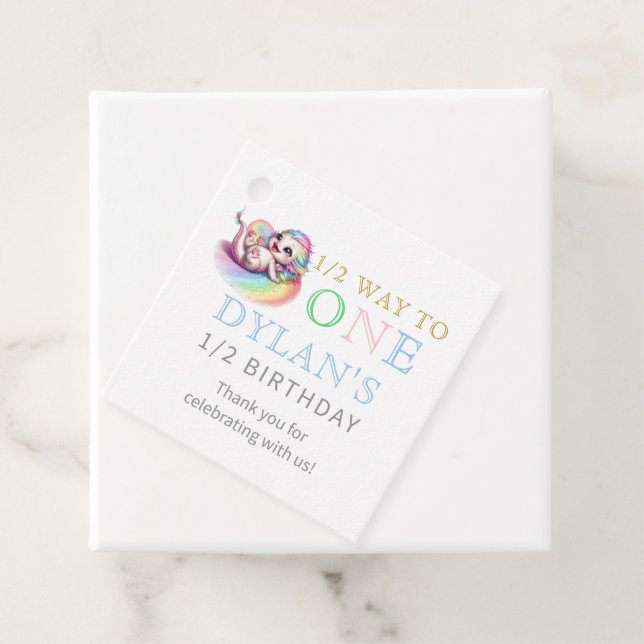 Étiquettes Cadeau Petit Dragon à mi-chemin d'un bleu 6 mois Annivers (En situation)