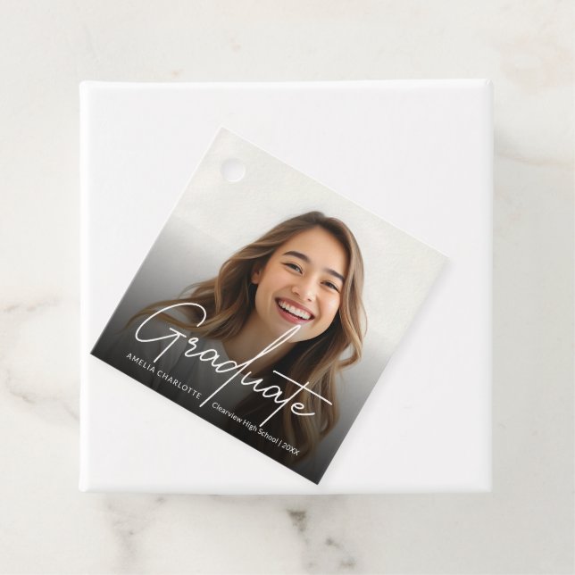 Étiquettes Cadeau Photo chic blanc Script Graduate (En situation)