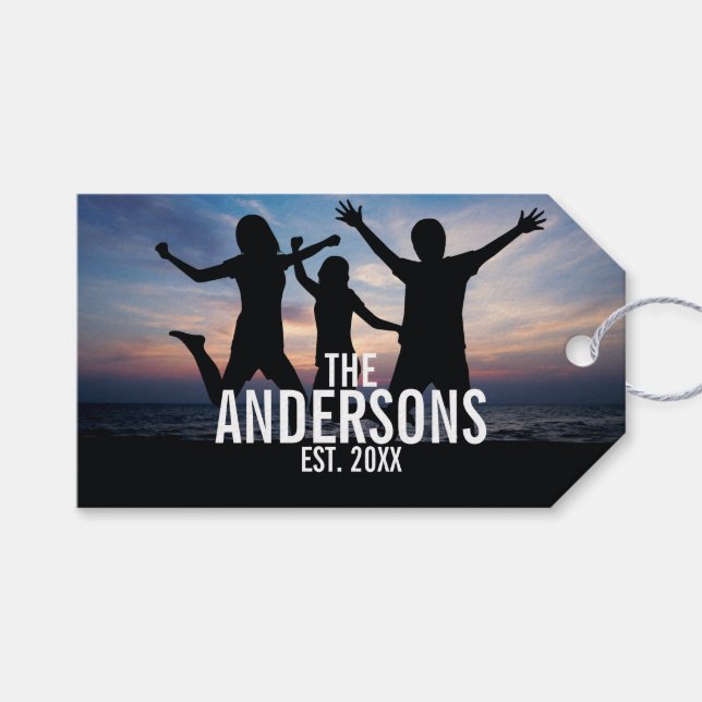 Étiquettes-cadeau Photo de famille personnalisée avec nom de famille (Devant (Horizontal))