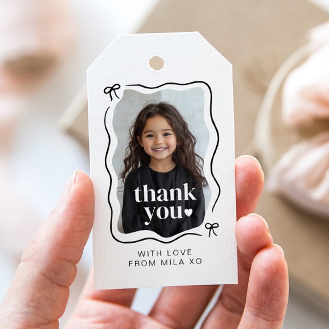 Étiquettes-cadeau Photo de naissance avec bordure ondulée et nœud (Créateur téléchargé)
