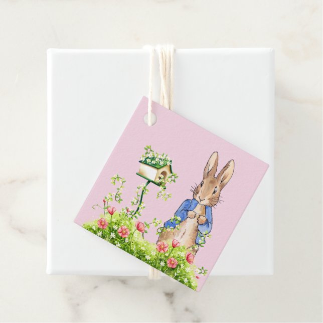 Étiquettes Cadeau Pierre le lapin dans son jardin rose (En situation)