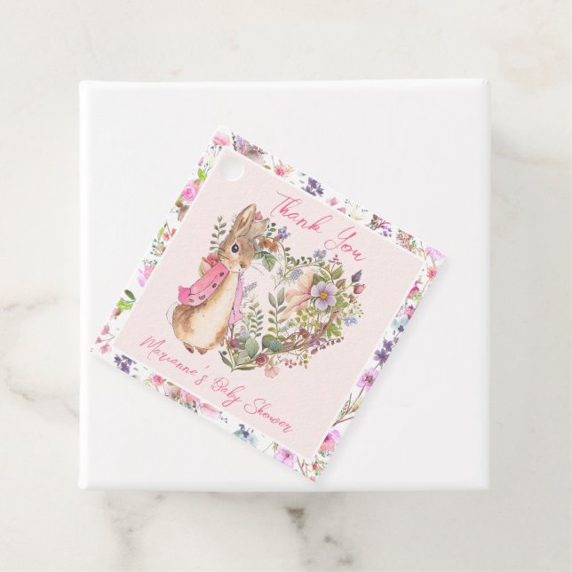Étiquettes Cadeau Pierre le lapin rose Floral Baby shower fille (En situation)