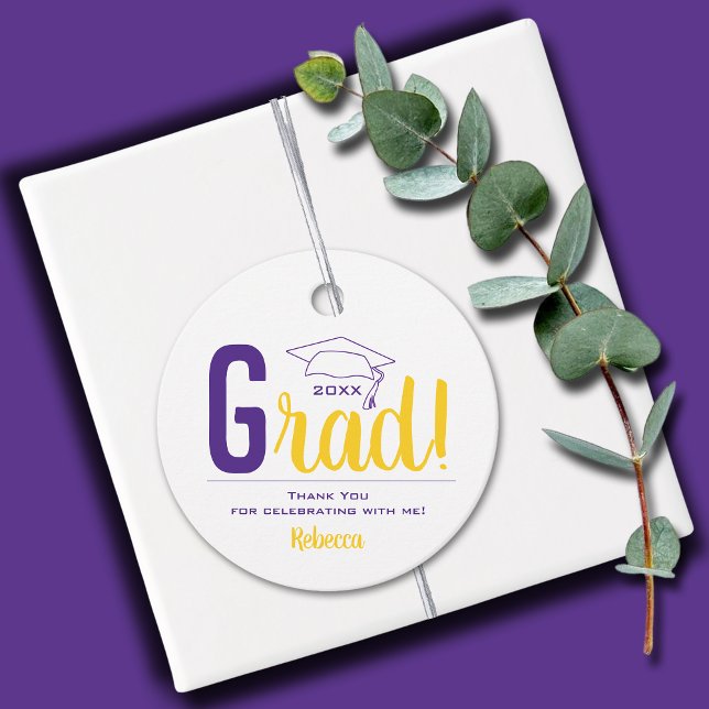 Étiquettes Cadeau Plafond de graduation pourpre et jaune (2" round personalized graduation favor gift tags in yellow and purple graduation cap )