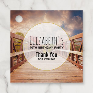 Étiquettes Cadeau Pont rustique en bois dans le pays Anniversaire