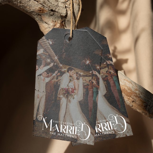 Étiquettes-cadeau Premier Noël Marié Mini Typographie Photo (Créateur téléchargé)