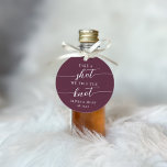 Étiquettes Cadeau Prenez une balle, nous avons lié le Mariage de noe<br><div class="desc">Commencez la fête avec ces étiquettes de faveur mignonnes conçues pour s'attacher à des lunettes de vue ou des bouteilles d'alcool mini. Caractéristiques de design "prendre un coup, nous avons attaché le noeud" dans le serif classique et script de calligraphie lettrage sur un riche arrière - plan de prune bordeaux....</div>