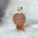 Étiquettes Cadeau Prenez une balle, nous avons lié le Mariage de noe<br><div class="desc">Commencez la fête avec ces étiquettes de faveur mignonnes conçues pour s'attacher à des lunettes de vue ou des bouteilles d'alcool mini. Caractéristiques de design "prendre un coup, nous avons attaché le noeud" dans serif classique et script de calligraphie en lettrage sur un ton terre teracotta rouille arrière - plan....</div>