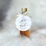 Étiquettes Cadeau Prenez une balle, nous avons lié le Mariage de noe<br><div class="desc">Commencez la fête avec ces étiquettes de faveur mignonnes conçues pour s'attacher à des lunettes de vue ou des bouteilles d'alcool mini. Caractéristiques de conception "prendre un coup, nous avons attaché le noeud" dans les serif classique et de script de calligraphie lettrage. Personnalisez avec vos initiales et la date mariage...</div>