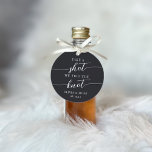 Étiquettes Cadeau Prenez une balle, nous avons lié le Mariage de noe<br><div class="desc">Commencez la fête avec ces étiquettes de faveur mignonnes conçues pour s'attacher à des lunettes de vue ou des bouteilles d'alcool mini. Caractéristiques de conception "prendre un coup, nous avons attaché le noeud" dans le serif classique et script de calligraphie en lettrage sur un arrière - plan noir cendres riche....</div>