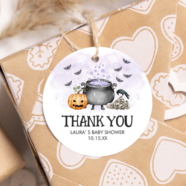 Étiquettes Cadeau Purple Baby brasse le Baby shower d'Halloween rond (A Baby is Brewing Purple Halloween Baby Shower Round Favor Tags)