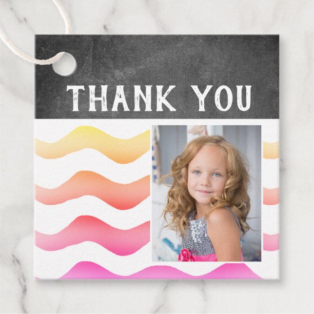 Étiquettes Cadeau Rainbow Wave Chalkboard Photo Anniversaire Merci (Devant)