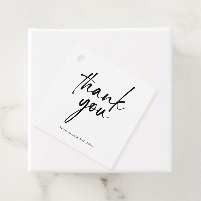 Étiquettes Cadeau Remerciement carré élégant avec écriture noire min (En situation)