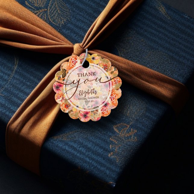 Étiquettes Cadeau Remerciement Chic de Fête de Fiançailles Florale d (Chic Autumn Floral Bridal Shower Thank You 2" Scalloped Round Favor Tags)