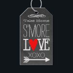 Étiquettes-cadeau Reprendre À La Maison S'more Love Chalkboard Invit<br><div class="desc">Offrez à votre réception de mariage, fête d'anniversaire ou baby shower invités un pot de mason ou sac rempli d'ingrédients pour faire S'mores à la maison. Attachez cette adorable étiquette en forme de drapeau à l'emballage ou au pot à l'aide de raphia, ruban ou la ficelle incluse. Cette étiquette de...</div>