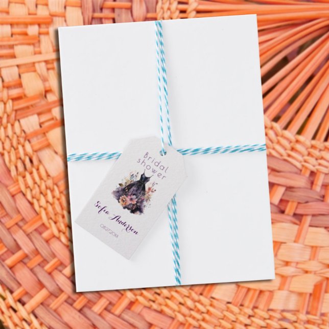 Étiquettes-cadeau Robe noire douche de mariage violet  (Black dress purple bridal shower gift tags.)