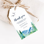 Étiquettes-cadeau Rocky Mountain Destination Mariage Merci Favour<br><div class="desc">Ces marques cadeaux de destination Rocky Mountain vous remercient sont parfaites pour un mariage extérieur. Le design comprend un paysage sauvage peint en bleu et vert avec des pins d'aquarelle, des oiseaux et des montagnes. Personnalisez les étiquettes avec vos noms et la date. Changez le libellé pour convenir à tout...</div>